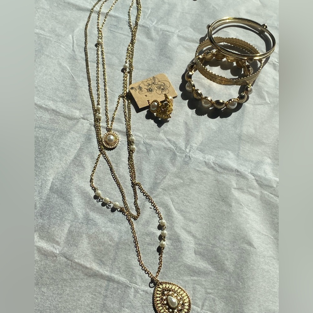 6 piece costume Pearl necklace, bracelets and earring bundle.